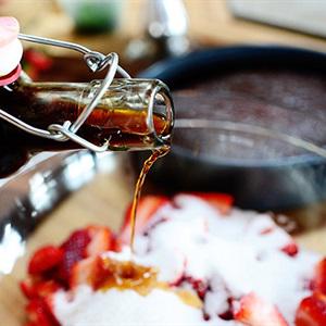 Cách làm bánh kem chocolate dâu tây