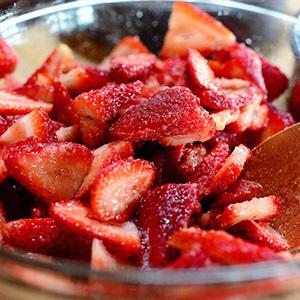 Cách làm bánh kem chocolate dâu tây