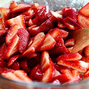 Cách làm bánh kem chocolate dâu tây