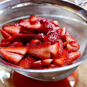 Cách làm bánh kem chocolate dâu tây