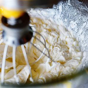 Cách làm bánh kem chocolate dâu tây