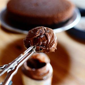 Cách làm bánh kem chocolate dâu tây