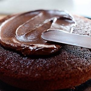 Cách làm bánh kem chocolate dâu tây