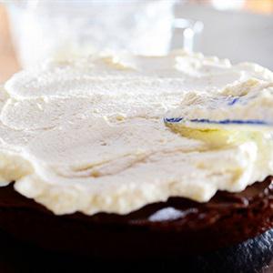 Cách làm bánh kem chocolate dâu tây