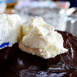 Cách làm bánh kem chocolate dâu tây