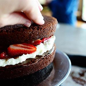 Cách làm bánh kem chocolate dâu tây