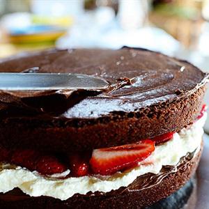 Cách làm bánh kem chocolate dâu tây