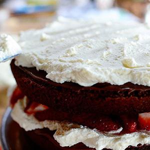 Cách làm bánh kem chocolate dâu tây