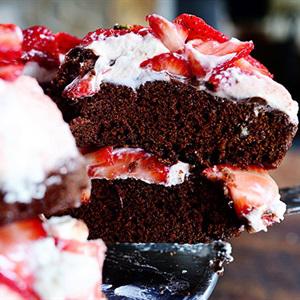 Cách làm bánh kem chocolate dâu tây