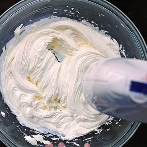 Cách làm bánh kem dâu tây hình ông già Noel