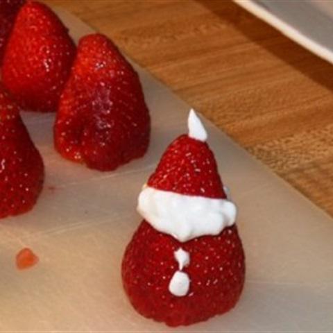 Cách làm bánh kem dâu tây hình ông già Noel
