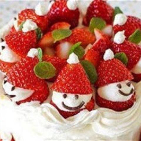 Cách làm bánh kem dâu tây hình ông già Noel