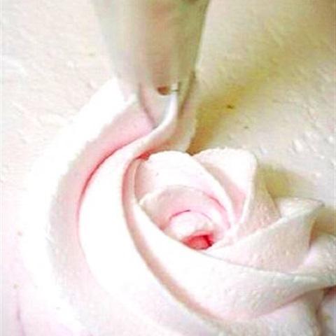 Cách làm bánh kem hoa hồng bằng nồi cơm điện