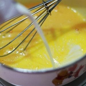 Cách làm bánh kem trứng cuộn dâu tây