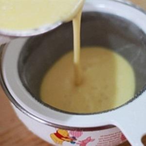 Cách làm bánh kem trứng cuộn dâu tây