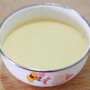 Cách làm bánh kem trứng cuộn dâu tây