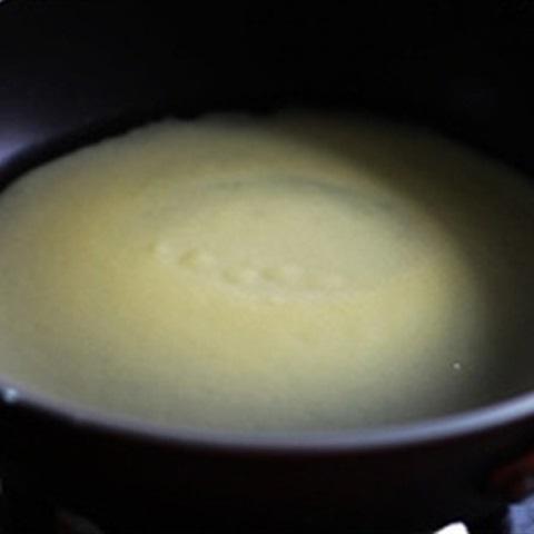 Cách làm bánh kem trứng cuộn dâu tây