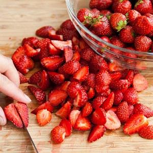Cách làm bánh kem trứng cuộn dâu tây
