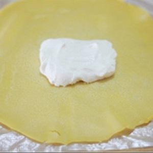 Cách làm bánh kem trứng cuộn dâu tây