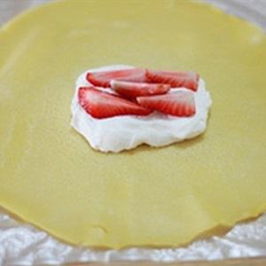 Cách làm bánh kem trứng cuộn dâu tây