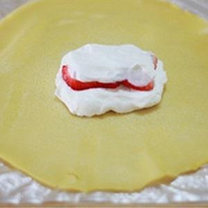 Cách làm bánh kem trứng cuộn dâu tây