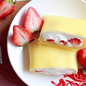 Cách làm bánh kem trứng cuộn dâu tây