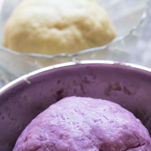 Cách làm bánh khoai hấp hình hoa hồng