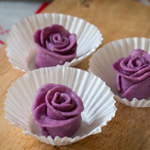 Cách làm bánh khoai hấp hình hoa hồng