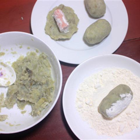 Cách làm bánh khoai lang bọc xúc xích