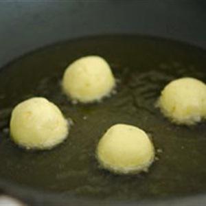 Cách làm bánh khoai lang chiên tẩm đường