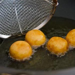 Cách làm bánh khoai lang chiên tẩm đường