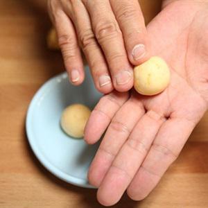 Cách làm bánh khoai lang lăn dừa