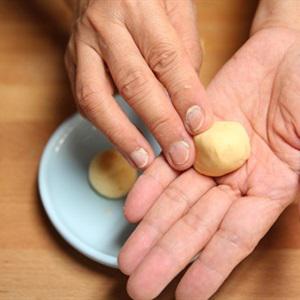 Cách làm bánh khoai lang lăn dừa