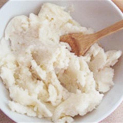 Cách làm bánh khoai mì hình cỏ 4 lá