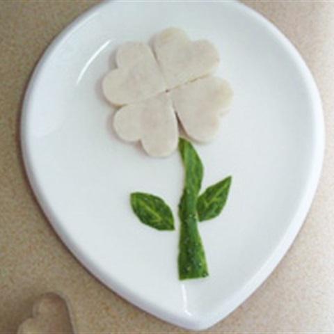 Cách làm bánh khoai mì hình cỏ 4 lá