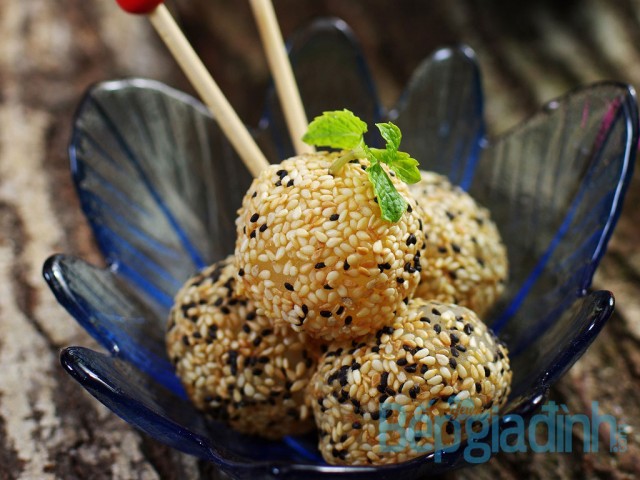 Bánh khoai mì phủ mè thơm béo