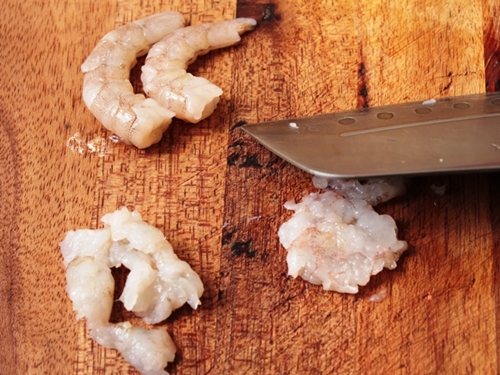 Bánh khoai môn cuộn chiên giòn rụm, ngon mê mẩn ngay từ miếng đầu tiên