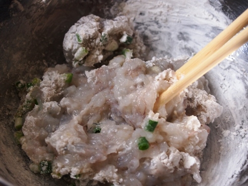 Bánh khoai môn cuộn chiên giòn rụm, ngon mê mẩn ngay từ miếng đầu tiên