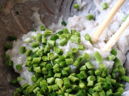 Bánh khoai môn cuộn chiên giòn rụm, ngon mê mẩn ngay từ miếng đầu tiên