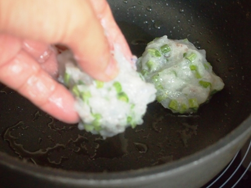 Bánh khoai môn cuộn chiên giòn rụm, ngon mê mẩn ngay từ miếng đầu tiên