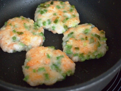 Bánh khoai môn cuộn chiên giòn rụm, ngon mê mẩn ngay từ miếng đầu tiên