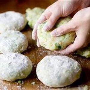 Cách làm bánh khoai tây cải bắp chiên