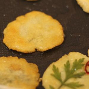 Cách làm bánh khoai tây chiên hình hoa lá