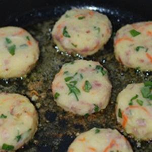 Cách làm bánh khoai tây chiên thịt xông khói