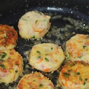 Cách làm bánh khoai tây chiên thịt xông khói