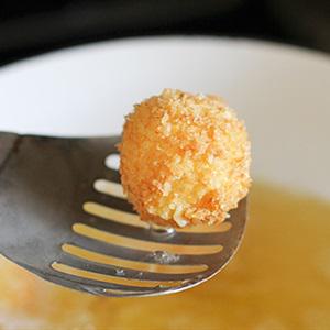 Cách làm bánh khoai tây chiên xù