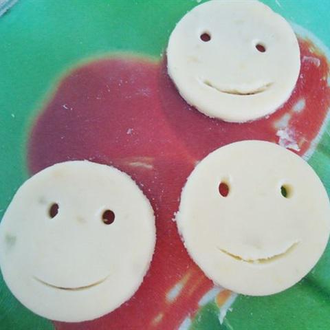 Cách làm bánh khoai tây hình mặt cười