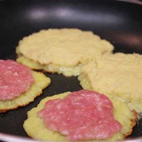 Cách làm bánh khoai tây kẹp thịt