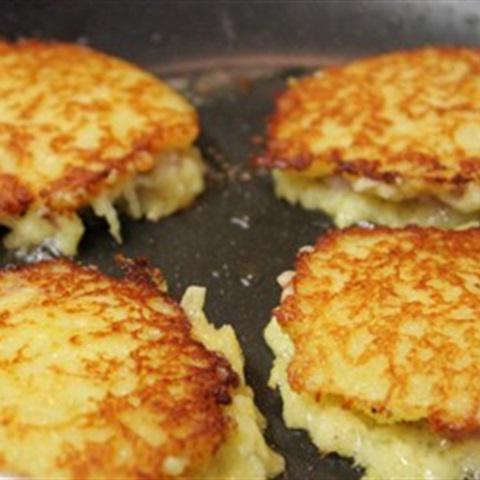 Cách làm bánh khoai tây kẹp thịt