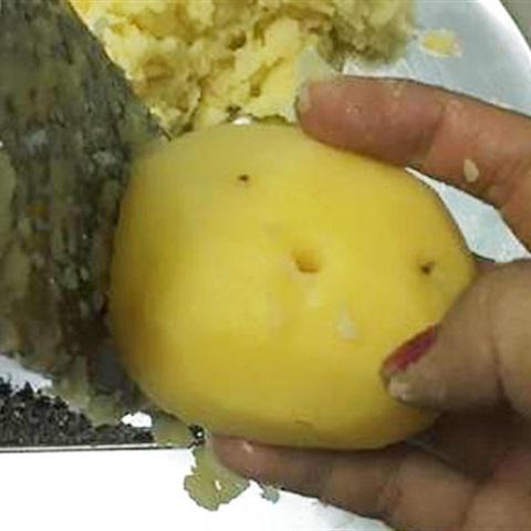 Cách làm bánh khoai tây phô mai chiên xù